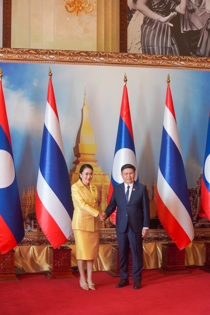 ดิฉันยินดีที่ได้เยือน สปป. ลาว ในวันนี้ ซึ่งเป็นการเยือนต่างประเทศอย่างเป็นทางการครั้งแรกของดิฉันในฐานะนายกรัฐมนตรี และรู้สึกประทับใจกับการต้อนรับที่อบอุ่นดุจญาติมิตรค่ะ

ดิฉันได้หารือกับท่านนายกสอนไซ สีพันดอน ท่านทองลุน สีสุลิด ประธานประเทศแห่ง สปป. ลาว และท่านไซสมพอน พมวิหาน