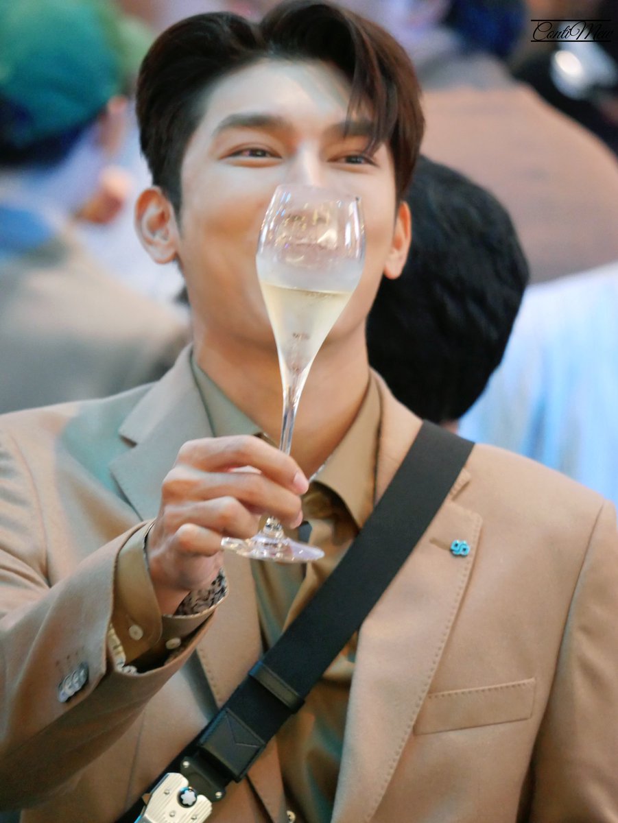 ContiMew's tweet photo. นิ้วมิวมิวกะแก้วนี่มันช่างเข้ากันๆ

MEW MONTBLANC OPENING

#MewXMontblancTH
@MSuppasit https://t.co/NCnslxN6ck