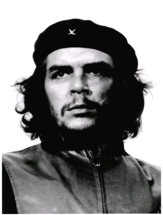 “Hago un alto en el combate diario para inclinar mi frente, con respeto y gratitud, ante el combatiente excepcional". #FidelPorSiempre
#CheVive