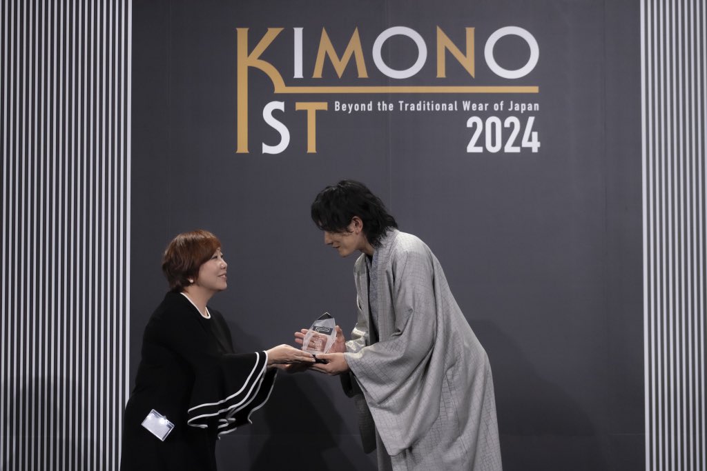 KIMONOIST2024
町田啓太さん

「ベーシックでもあるが大胆、繊細でありながら大人過ぎない。次世代のキモノスタイルは、とにかく格好いい。町田啓太さんのイメージから、そんなスタイルを探りました。」
<a href="/JOTAROSAITO/">斉藤　上太郎</a>