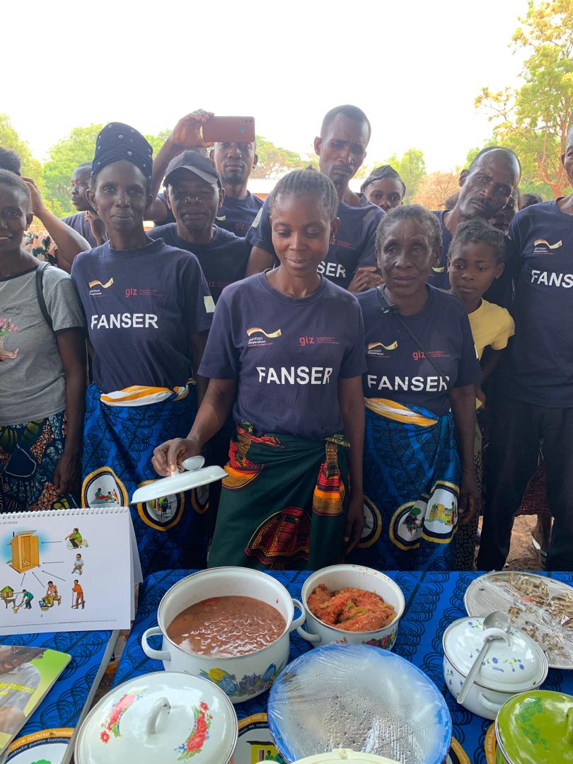 GermanyinZambia's tweet photo. This is what enhancing  #FoodAndNutritionSecurity &amp; #DietaryDiversity looks like!
Very impressed by the many different dishes prepared with locally available foods. From bean porridge with caterpillar, pumping leave &amp; spinach fritas to cassava cake! All looked delicious!🍅#FANSER https://t.co/nGDoWvYFcK