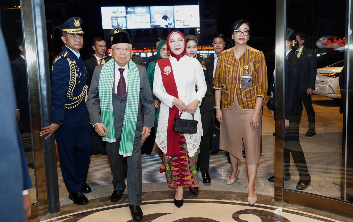 Setelah menempuh penerbangan sekitar empat jam, alhamdulillah saya tiba di Bandar Udara Internasional Wattay, Vientiane, Laos.

Saya disambut Menteri Kehutanan dan Pertanian Republik Demokratik Rakyat Laos H.E. Linkham Daungsawan, Director General for Inspection, MoFA Laos, Mrs.