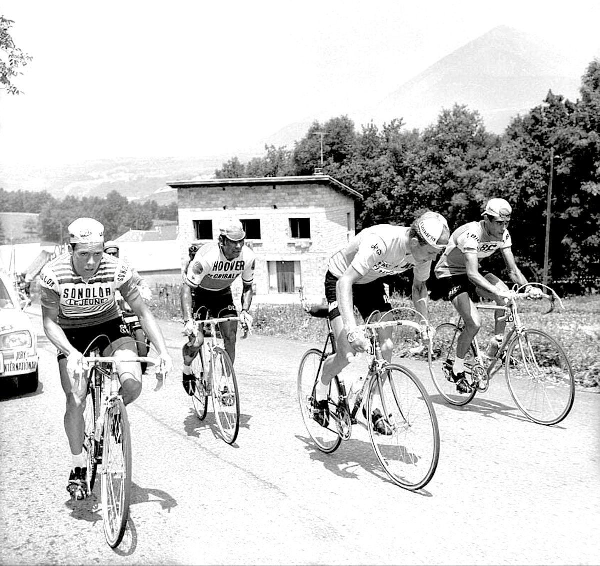 team_zoetemelk's tweet photo. Etape de légende ! #TDF71 @LeTour
#JoopZOETEMELK défend avec héroïsme son maillot jaune, avec un #LuisOcana en état de grâce, #Agostinho et #VanImpe
#TDF1971 #CyclingLegends 🔥🔥🔥🔥 https://t.co/le8BDyBo9K