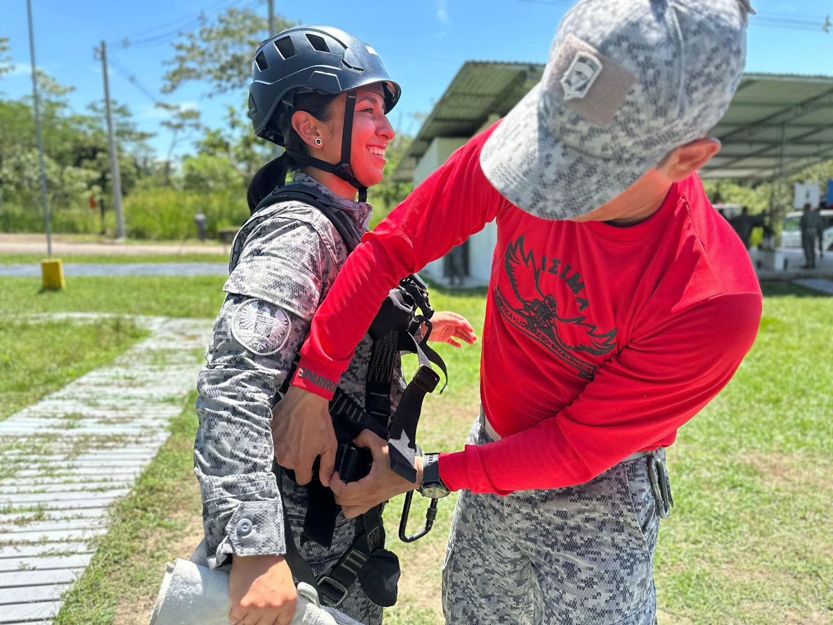 FuerzaAereaCol's tweet photo. #SiempreFirmes | Entrenamiento riguroso, liderazgo y disciplina: así se forman los futuros Profesionales Oficiales de la Reserva de su Fuerza Aérea Colombiana en la fase de orden abierto. 

➡️https://t.co/5SFAllb0nu

#CACOM1
#ESIMA
#PORFAC https://t.co/SaC6W5UfN0