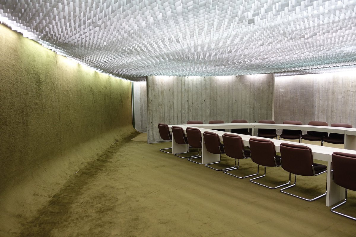 The incredible design of the French Communist Party Headquarters by Brazilian architect Oscar Niemeyer (1980)