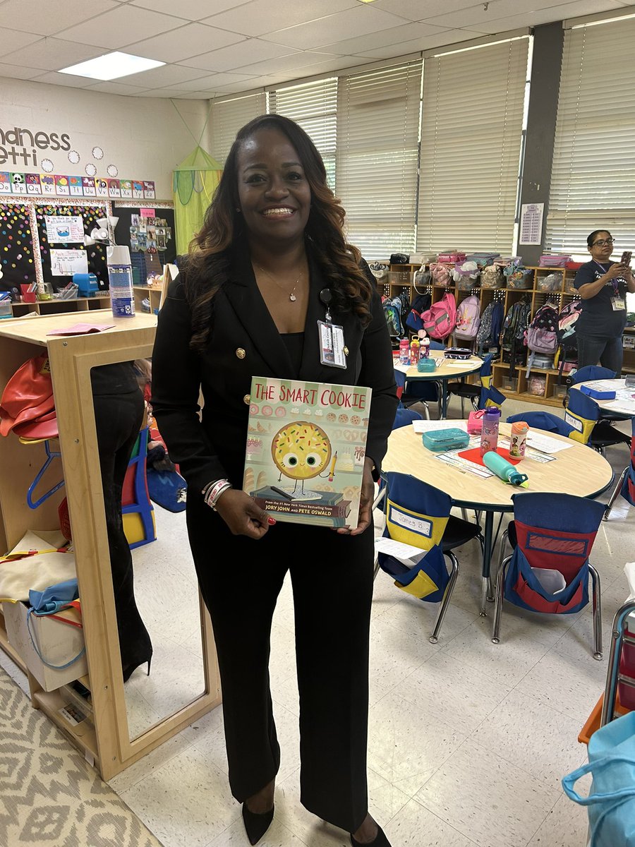 DrNormanCSauce3's tweet photo. @DeKalbSchools Executive Director of PL, Mrs. Ayana Smith, & Senior Coordinator for Gifted Education, Mrs. Donyell Atkinson, were all smiles reading to our @AshfordParkES Pre-K scholars during #GeorgiaPreKWeek! We’re proud to lead the way in Pre-K. #iLoveDCSD @GADeptEarlyCare https://t.co/WpHPY2j3Vg