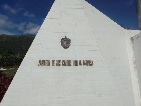Los educandos de la institución Alcibiades Blanco Mejías del II Frente visitan el panteón donde descansan los  héroes que lucharon en Angola, rindiendo homenaje a su valentía y  contribución. <a href="/dme2frente/">DME - Segundo Frente</a> @CubaViveEnSuHistoria @OPJMStgo @educadores2frente <a href="/OPJMCuba/">OPJM Cuba</a> @DpeSantiago