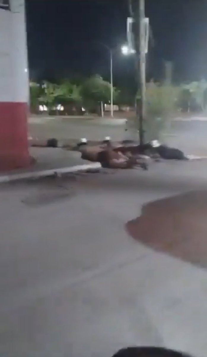 ideasaqui's tweet photo. Se equivocan, las cosas en #Culiacán no están feas y horribles. Lo que pasa y me lo dijo @Claudiashein es que los habitantes de esa preciosa ciudad adelantaron el día de muertos y hallowen, por eso los cadaveres y descuartizados por la ciudad, es solo decoración no se espanten. https://t.co/VAYvNrs78K