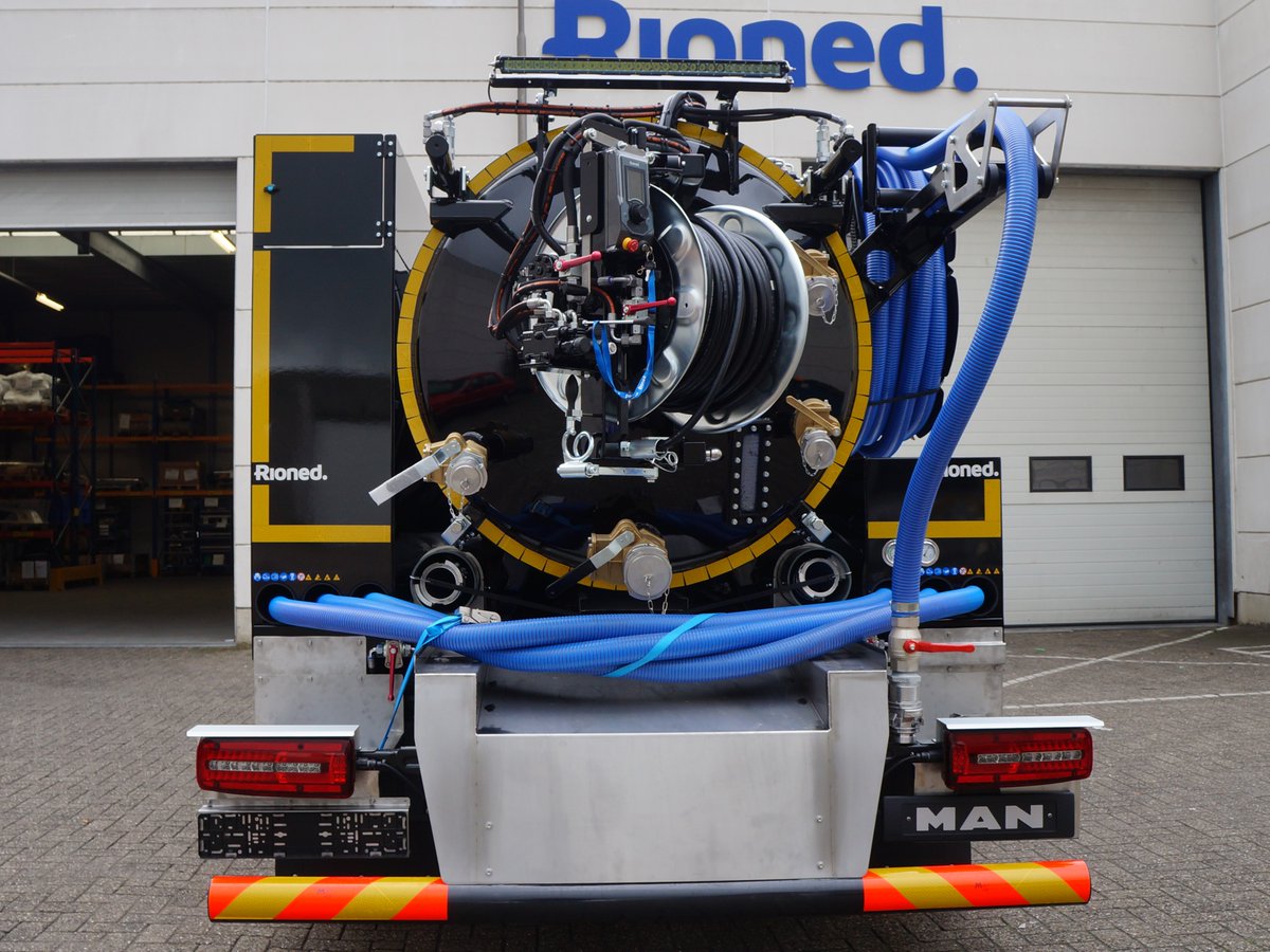 Voor de grotere klussen kom je beter uit de voeten met zwaar geschut. Deze zuig/pers combi op een MAN TGL heeft een tankinhoud van 4.000 liter. Uitgerust met eControl+, hydraulisch deksel en hydraulische haspels is deze truck van alle gemakken voorzien.