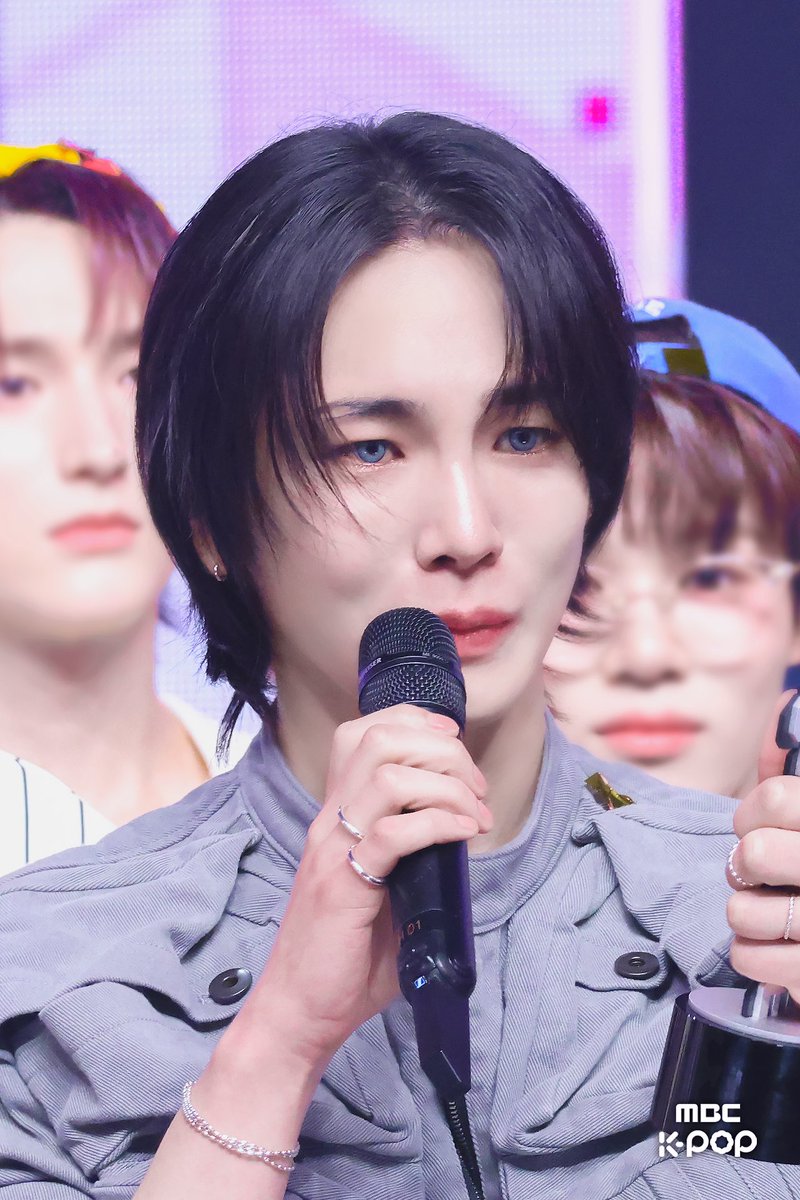 Kibum said that the tears in mucore was because when he was looking at the voting scores, shawols gave him a perfect score and it was enough for him, he didn’t need to get the first place
😩😩😩😩😩