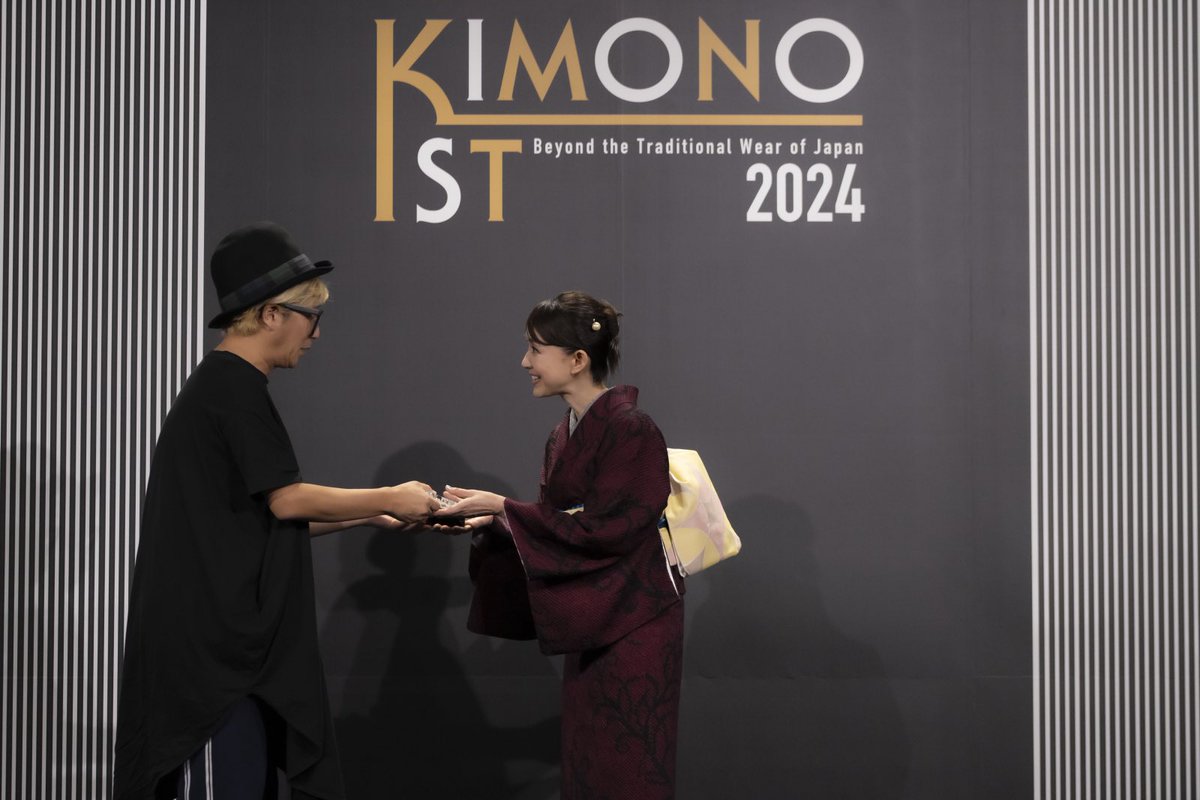 KIMONOIST2024
森口瑤子さん

「今回のスタイリングでは少し甘辛なイメージを取り入れました。伝統的な技法のひとつである総絞りを用いながら、モダンでクールに、かつ森口さんらしく仕上げることに挑戦。」
<a href="/JOTAROSAITO/">斉藤　上太郎</a>

#キモノイスト