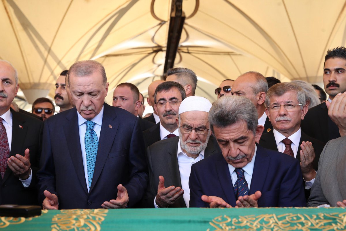 CansuyuDernegi's tweet photo. Merhum büyüğümüz Recai Kutan’ın cenaze namazına, Genel Başkanımız Mustafa Köylü bey, Yönetim kurulumuz, temsilcilerimiz ve çalışanlarımızla birlikte katıldık. 

Camiamızın, ülkemizin, başı sağ olsun.
Mekanı Cennet, makamı Âlî olsun. https://t.co/f0K6J4PE3i