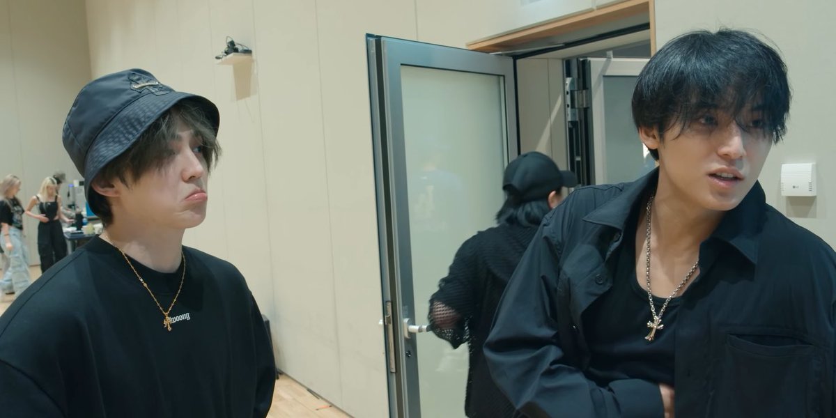 coups and mingyu. their necklace 🥹🤍