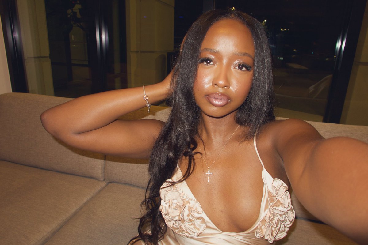 missraissamande's tweet photo. Happy 21st birthday to me! 🎀 #1008 #librababy https://t.co/5rZVK5kr5R