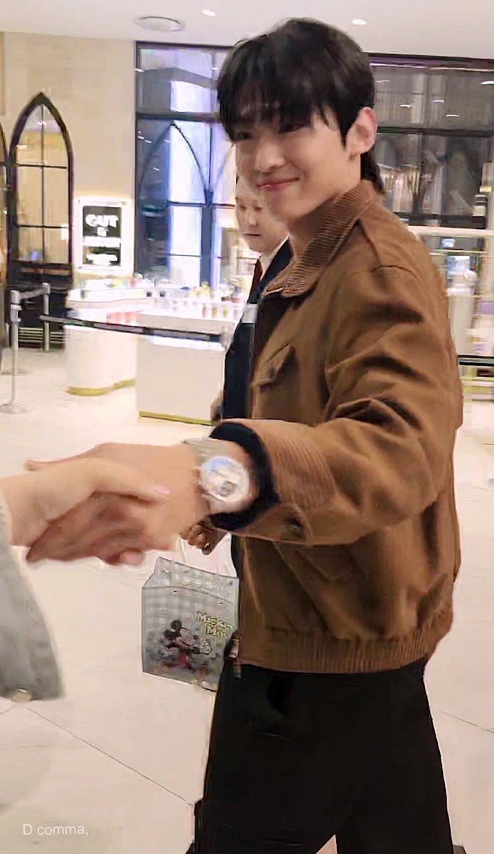 진짜왜갑자기230817의얼굴이되신거지..
혹시상탈도뿌리셧나
그럼다시묫자리알아보러가고