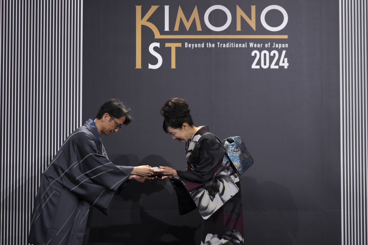 KIMONOIST2024
かたせ梨乃さん

「令和の美意識を纏うかたせ梨乃さんを目指し、ドレスを纏うようなキモノスタイルを提案しました。自分らしくしなやかに、さらりとドレスキモノを着こなすモダンな女性像をイメージしました。」
<a href="/JOTAROSAITO/">斉藤　上太郎</a>

#キモノイスト