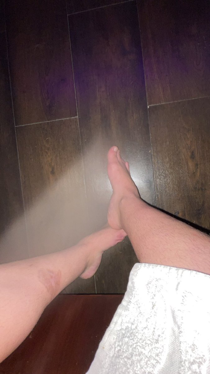 dominatheking's tweet photo. Qu’elle petit #chien viens me lécher les pieds 👣 #moneyslave #soumis #findom https://t.co/HBosv5vwdm