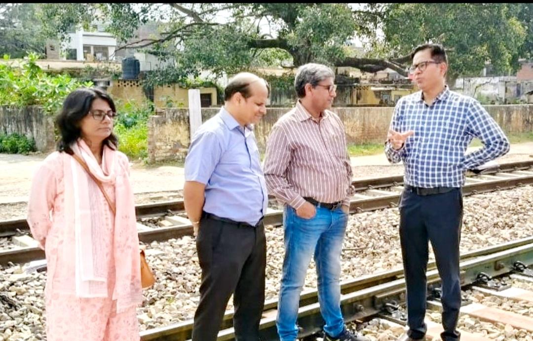 drm_drmizn's tweet image. इज्जतनगर मंडल पर पश्चिम मध्य रेलवे, जबलपुर के उच्चतर प्रशासनिक अधिकारी व वरिष्ट प्रशासनिक अधिकारियों की टीम द्वारा बरेली सिटी-कासगंज रेल खंड का अंतर रेलवे संरक्षा ऑडिट किया गया।