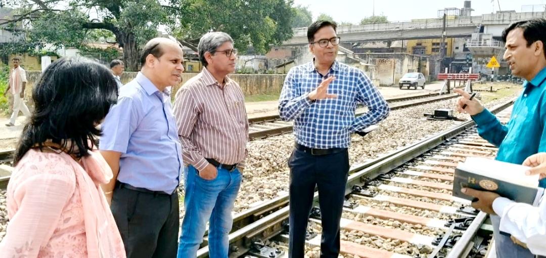 drm_drmizn's tweet image. इज्जतनगर मंडल पर पश्चिम मध्य रेलवे, जबलपुर के उच्चतर प्रशासनिक अधिकारी व वरिष्ट प्रशासनिक अधिकारियों की टीम द्वारा बरेली सिटी-कासगंज रेल खंड का अंतर रेलवे संरक्षा ऑडिट किया गया।