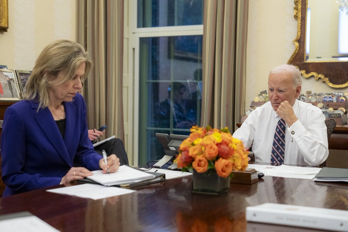 EllyKayUSA's tweet photo. (Recap)

Media: DeSantis refused a call from Kamala.

Kamala: DeSantis is selfish and playing political games.

DeSantis: What call?  I put Floridians first. She's a nobody. I've coordinated with the President.

Biden: I've coordinated with Governor DeSantis. 😏

Me: #VoteHerOut https://t.co/DGF91zbcPd