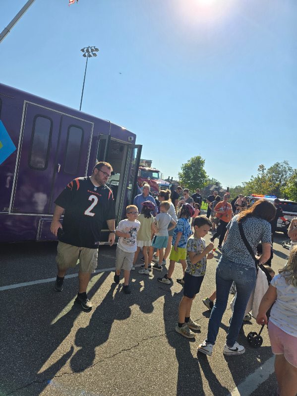 tankbus's tweet image. We had the perfect weather this past weekend to visit @fortthomasky for their annual touch-a-truck event 🚌 The TANK+ team had a great time chatting with visitors about microtransit while kids explored the TANK+ bus! #TANKBus #TANKPlus #TouchATruck #TANKInTheCommunity