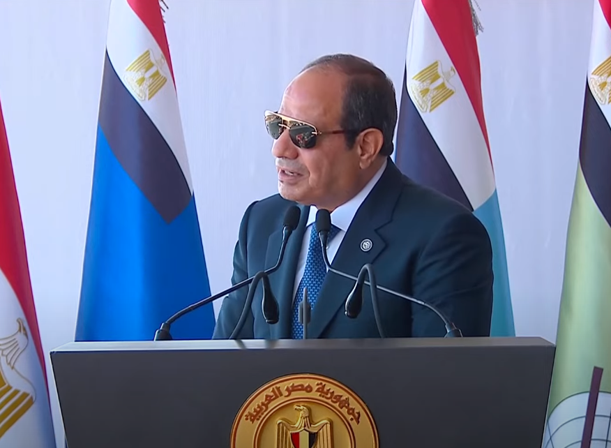 علشان نبقى على نور كده وسط اللبش اللي في المنطقة.. 

كمواطن مصري وأزعم إني بتكلم باسم قطاع واسع من المجتمع المصري وخصوصا الشباب: أنا ماعرفش غير الراجل ده والعلم اللي وراه والجيش اللي هو قائده الأعلى والأرض اللي هو واقف عليها.. 

بمعنى إن هو القائد الأعلى للقوات المسلحة، لو قال في