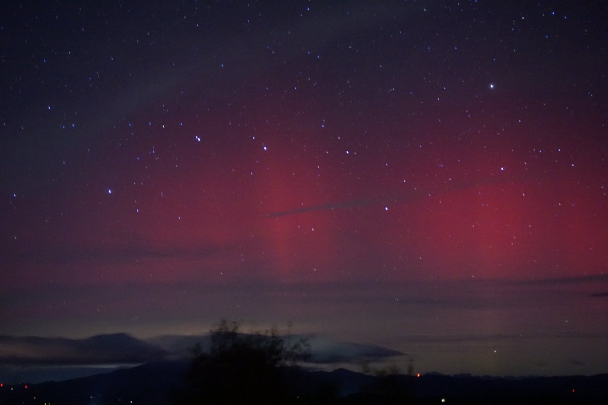 mohartl (@mohartl) on Twitter photo Moments of pure happiness ❤️🔥
#NorthernLights visible to the naked eye last night at #Koralpe, #Austria.
7.10.2024 20:59, 21:02, 21:05, 21:09 UTC
<a href="/JAtanackov/">Jure Atanackov</a> <a href="/nikzimmer87/">Nikolas Zimmermann</a> <a href="/ASWOGeoSphere/">Austrian Space Weather Office, GeoSphere Austria</a> <a href="/Gewitterjaeger/">Damian</a> <a href="/NicosPanoptikum/">Weltraum-Nerd</a> <a href="/manu_oberhuber/">Manuel Oberhuber</a> Moments of pure happiness ❤️🔥
#NorthernLights visible to the naked eye last night at #Koralpe, #Austria.
7.10.2024 20:59, 21:02, 21:05, 21:09 UTC
<a href="/JAtanackov/">Jure Atanackov</a> <a href="/nikzimmer87/">Nikolas Zimmermann</a> <a href="/ASWOGeoSphere/">Austrian Space Weather Office, GeoSphere Austria</a> <a href="/Gewitterjaeger/">Damian</a> <a href="/NicosPanoptikum/">Weltraum-Nerd</a> <a href="/manu_oberhuber/">Manuel Oberhuber</a>