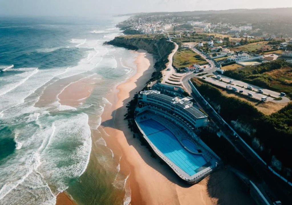 JorgeCarmo9's tweet photo. #Portugal #oceanpool #PraiaGrande 🇵🇹🌊🏊 It's one of the largest ocean pools in Europe — and it's in Portugal ➡️ https://t.co/RbP5HKB1kT -
Imagine swimming in one of the largest ocean pools in Europe, 100 metres long, with salt water and a breathtaking view. At the Arribas Sintra Hotel, in Praia Grande, you can still do it. But only for a short time.