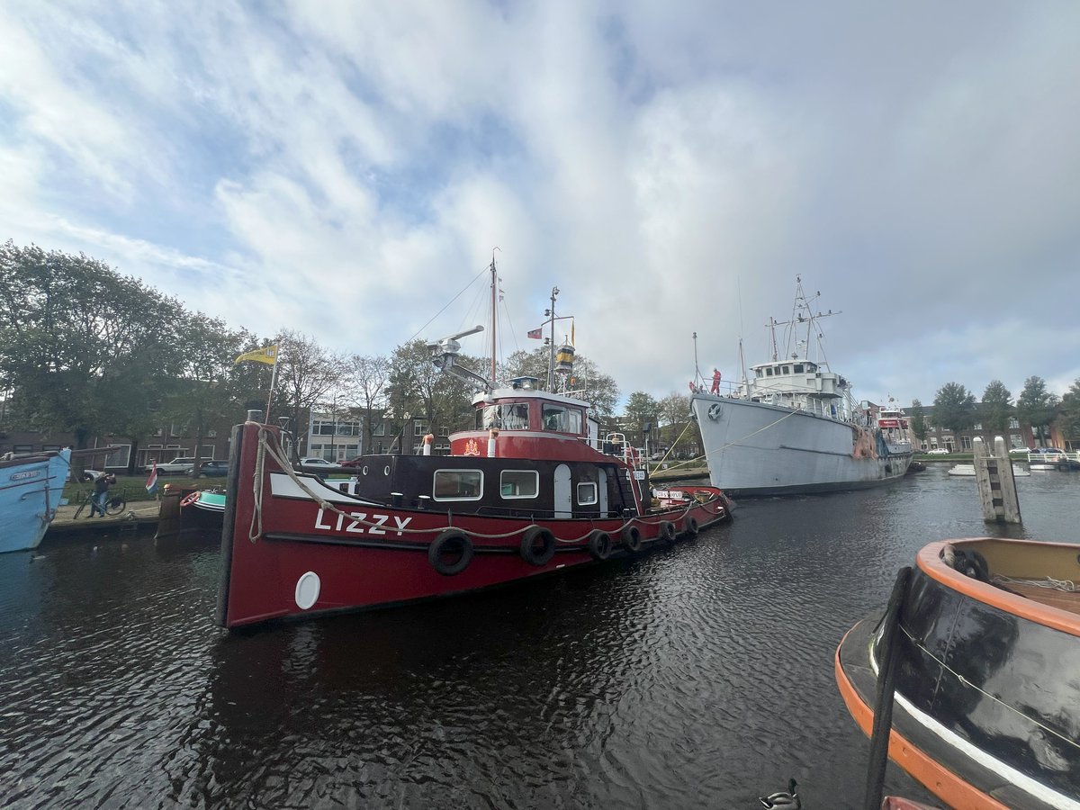Gem_DenHelder's tweet photo. 𝐈𝐦𝐩𝐨𝐬𝐚𝐧𝐭𝐞 𝐨𝐮𝐝𝐞 𝐦𝐢𝐣𝐧𝐞𝐧𝐯𝐞𝐠𝐞𝐫 𝐇𝐨𝐨𝐠𝐞𝐯𝐞𝐞𝐧 𝐰𝐞𝐠𝐠𝐞𝐬𝐥𝐞𝐞𝐩𝐭 𝐮𝐢𝐭 𝐌𝐮𝐬𝐞𝐮𝐦𝐡𝐚𝐯𝐞𝐧 𝐖𝐢𝐥𝐥𝐞𝐦𝐬𝐨𝐨𝐫𝐝. Na een korte tussenstop in de Nieuwe Haven wordt het schip deze week nog op een beunbak gehesen en afgevoerd naar Rotterdam. https://t.co/dhEqdhuv3I