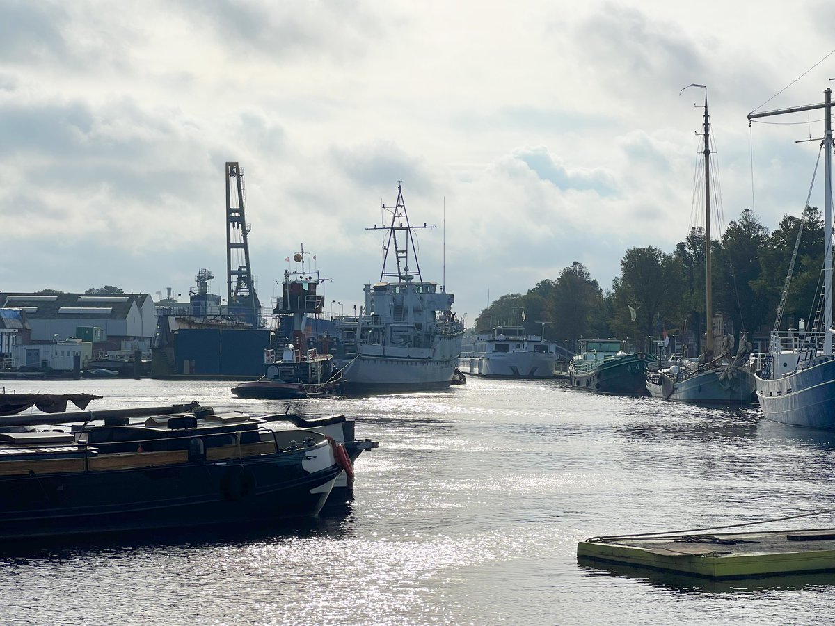 𝐈𝐦𝐩𝐨𝐬𝐚𝐧𝐭𝐞 𝐨𝐮𝐝𝐞 𝐦𝐢𝐣𝐧𝐞𝐧𝐯𝐞𝐠𝐞𝐫 𝐇𝐨𝐨𝐠𝐞𝐯𝐞𝐞𝐧 𝐰𝐞𝐠𝐠𝐞𝐬𝐥𝐞𝐞𝐩𝐭 𝐮𝐢𝐭 𝐌𝐮𝐬𝐞𝐮𝐦𝐡𝐚𝐯𝐞𝐧 𝐖𝐢𝐥𝐥𝐞𝐦𝐬𝐨𝐨𝐫𝐝. Na een korte tussenstop in de Nieuwe Haven wordt het schip deze week nog op een beunbak gehesen en afgevoerd naar Rotterdam.