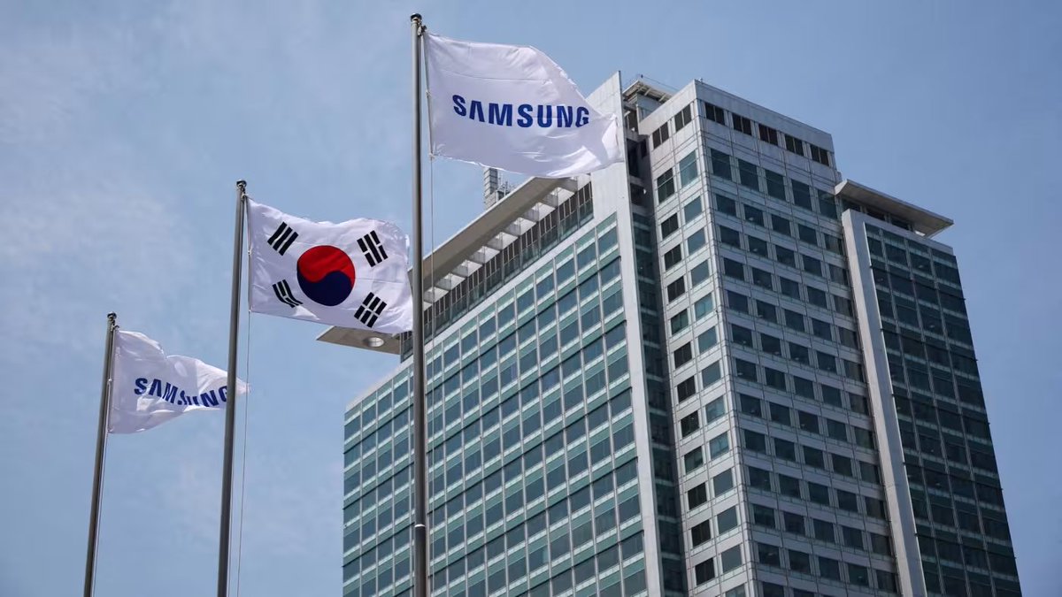 omegavp's tweet photo. @Samsung's share price has dropped nearly 30% in six months amid concerns over its competitiveness in #AI chip technology. The company issued an apology after reporting lower-than-expected third-quarter profits and acknowledged the "crisis" it's facing.

https://t.co/YoiBDw0mOL https://t.co/Vxh7eW4Ztf