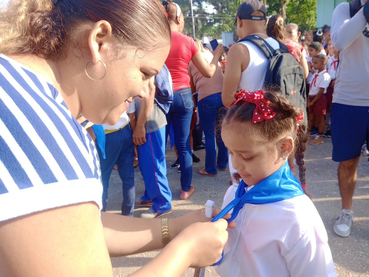 Niños y niñas salidos de nuestra Institución Educativa, reciben hoy la pañoleta q lo acreditan como pioneros moncadistas en el inicio de la jornada Camilo-Che.
<a href="/dme2frente/">DME - Segundo Frente</a> <a href="/dpestgo/">DGE Santiago de Cuba</a> <a href="/PlutinArgelio/">Argelio Plutin</a> <a href="/LHierresuelo/">Luis Hierresuelo</a> <a href="/OdalisPerez79/">Odalis Perez</a> #SegundoFrente #SantiagoDeCuba