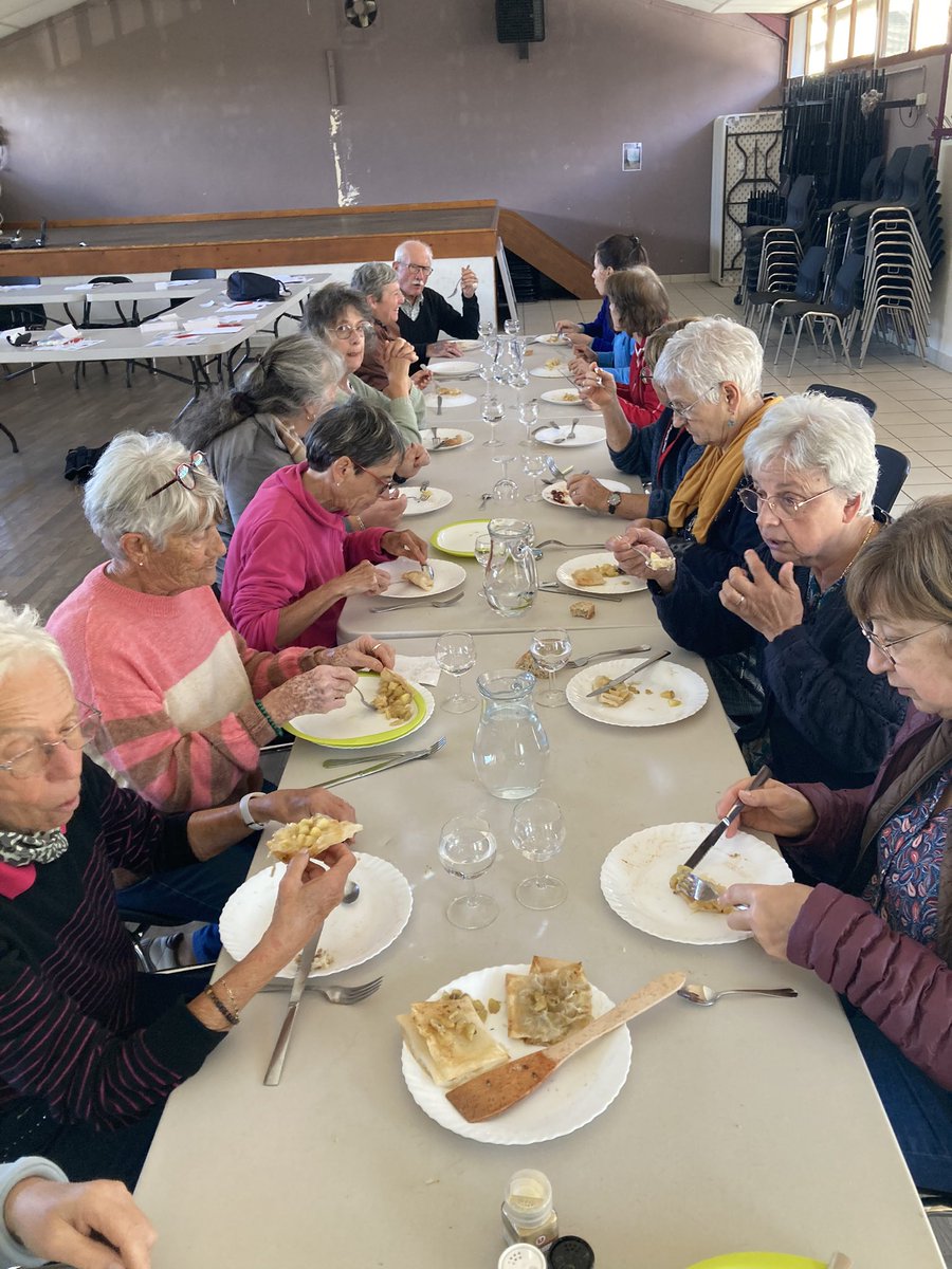 ROBERTDUBOISLau's tweet photo. Aujourd’hui à Castanet, stage CFPPA@dept_aveyron « ma santé au menu » . #equilibrealimentaire #activitephysique #cuisinerensemble #liensocial https://t.co/afuujxcoDF