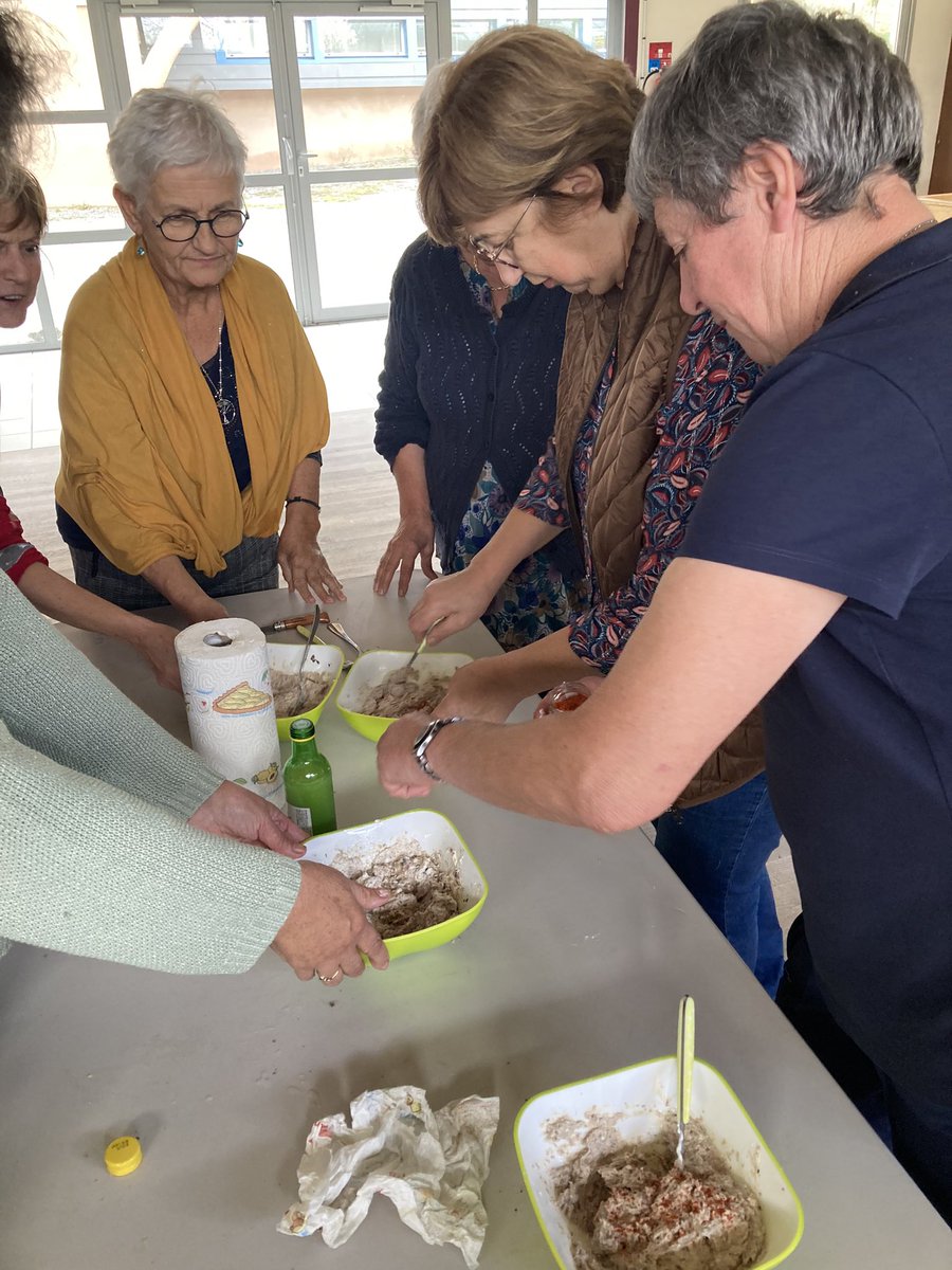 ROBERTDUBOISLau's tweet photo. Aujourd’hui à Castanet, stage CFPPA@dept_aveyron « ma santé au menu » . #equilibrealimentaire #activitephysique #cuisinerensemble #liensocial https://t.co/afuujxcoDF