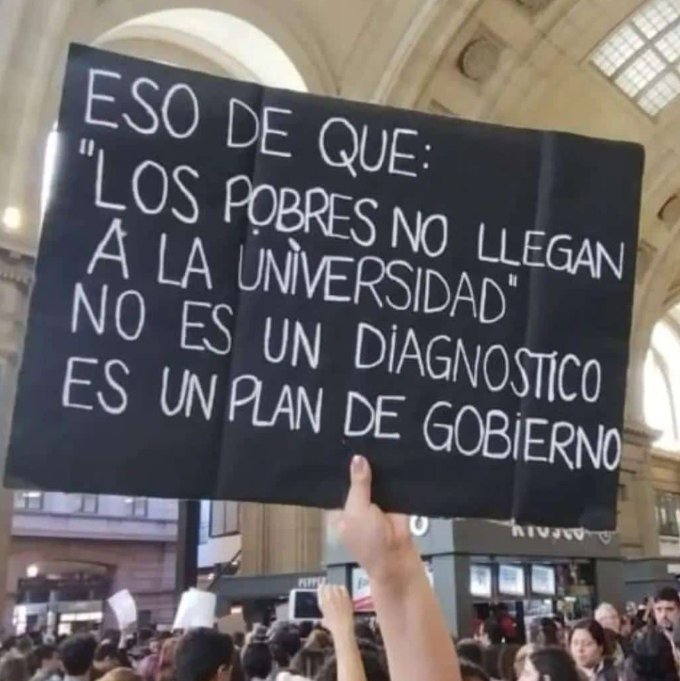 vaneromano77's tweet image. Eliminan las Becas Progresar y desfinancian universidades porque: