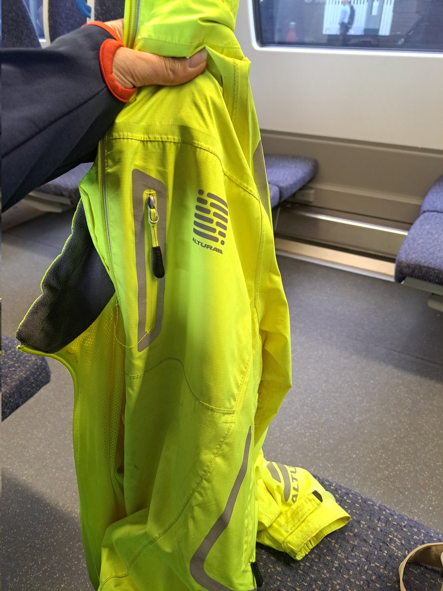 DrFinding's tweet photo. Thank you @TLRailUK for your very efficient customer service! My coat and I are successfully reunited! https://t.co/hOGTfyfOAw