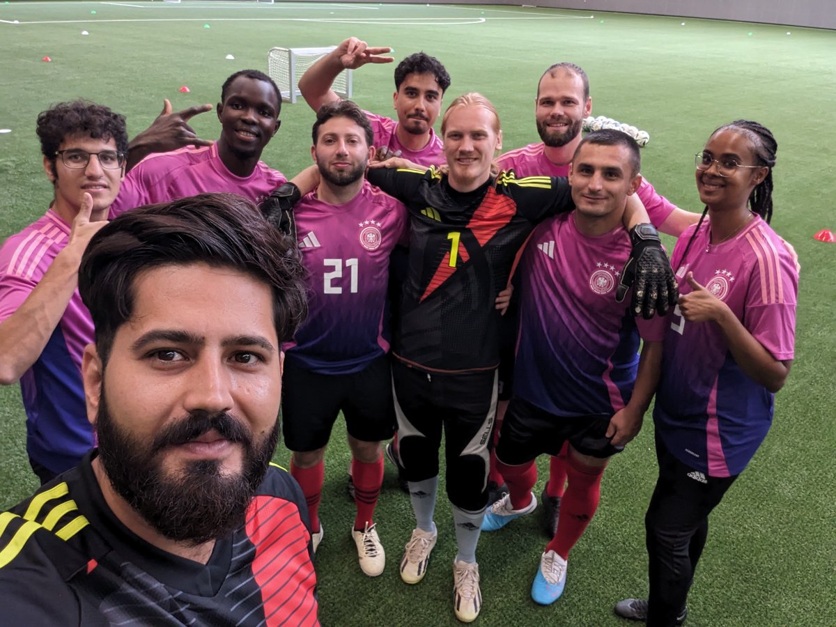 UEFA's tweet photo. 🇩🇪 It's prep time for team Germany too! #UnityEUROCup

@UNHCR_de @DFB