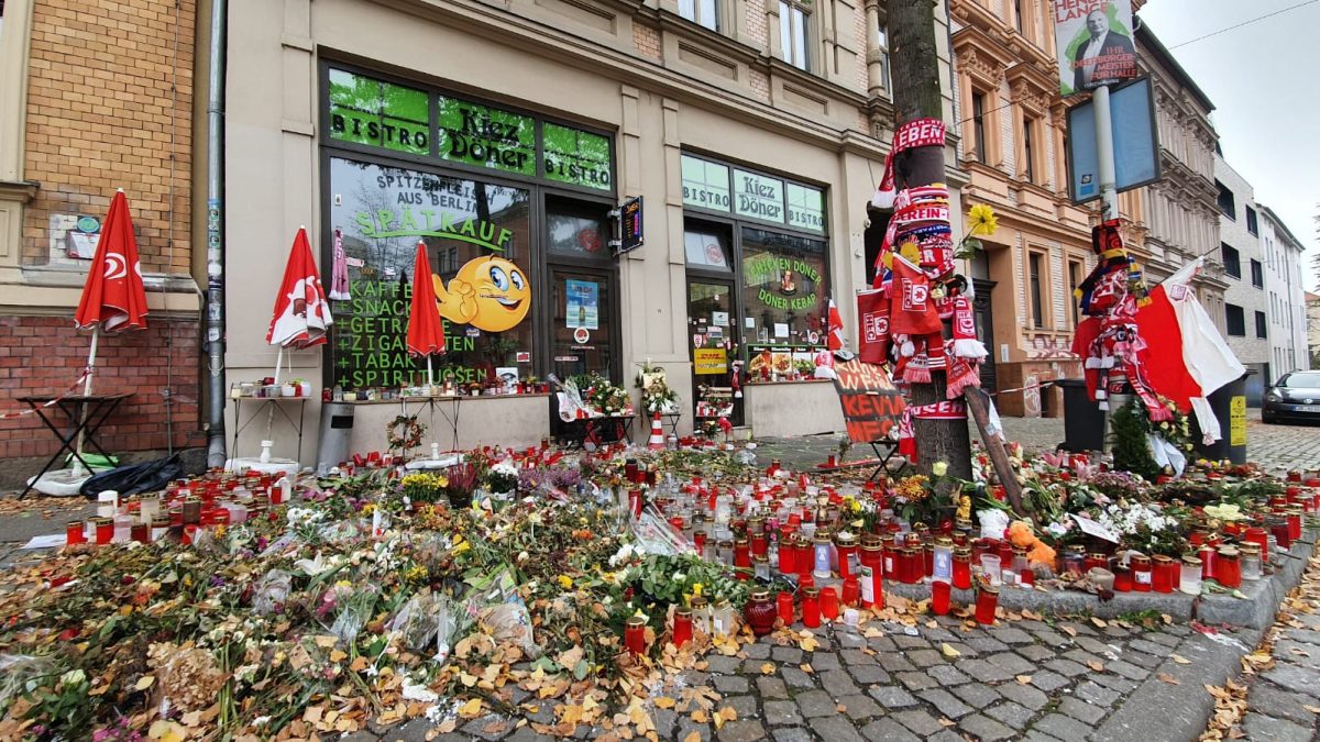 dubisthallede's tweet photo. 5 Jahre nach dem rechtsextremen Terroranschlag von Halle: Gedenktafel am „Kiez-Döner“ mit Hakenkreuz beschmiert

https://t.co/3T2eXTK7kO https://t.co/TalN1MRrEJ