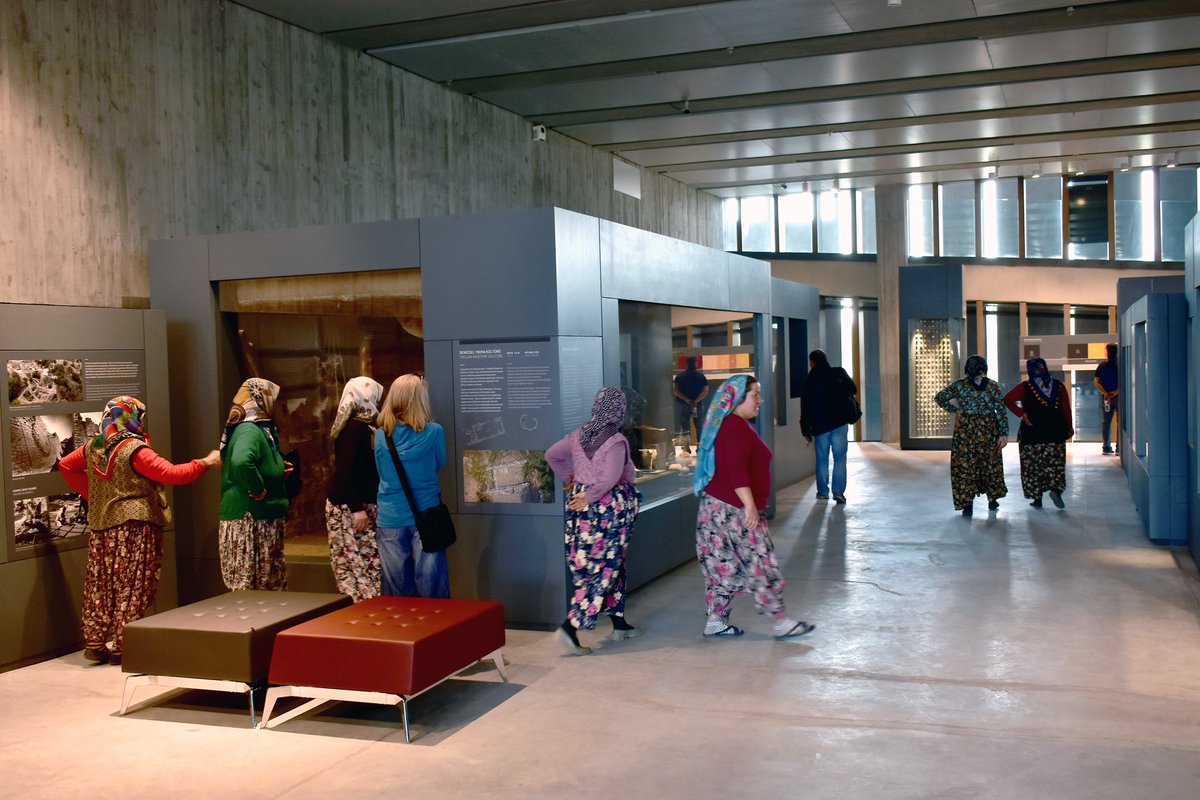 troyamuzesi's tweet image. Tarih 10 Ekim 2018. Troya Müzesi açılıyor! Domates tarlasından çıkıp yeni açılan müzeyi ziyarete gelen köylülerimizin şalvarlı fotoğrafı müze açılışının en ikonik görüntüsü haline geliyor.