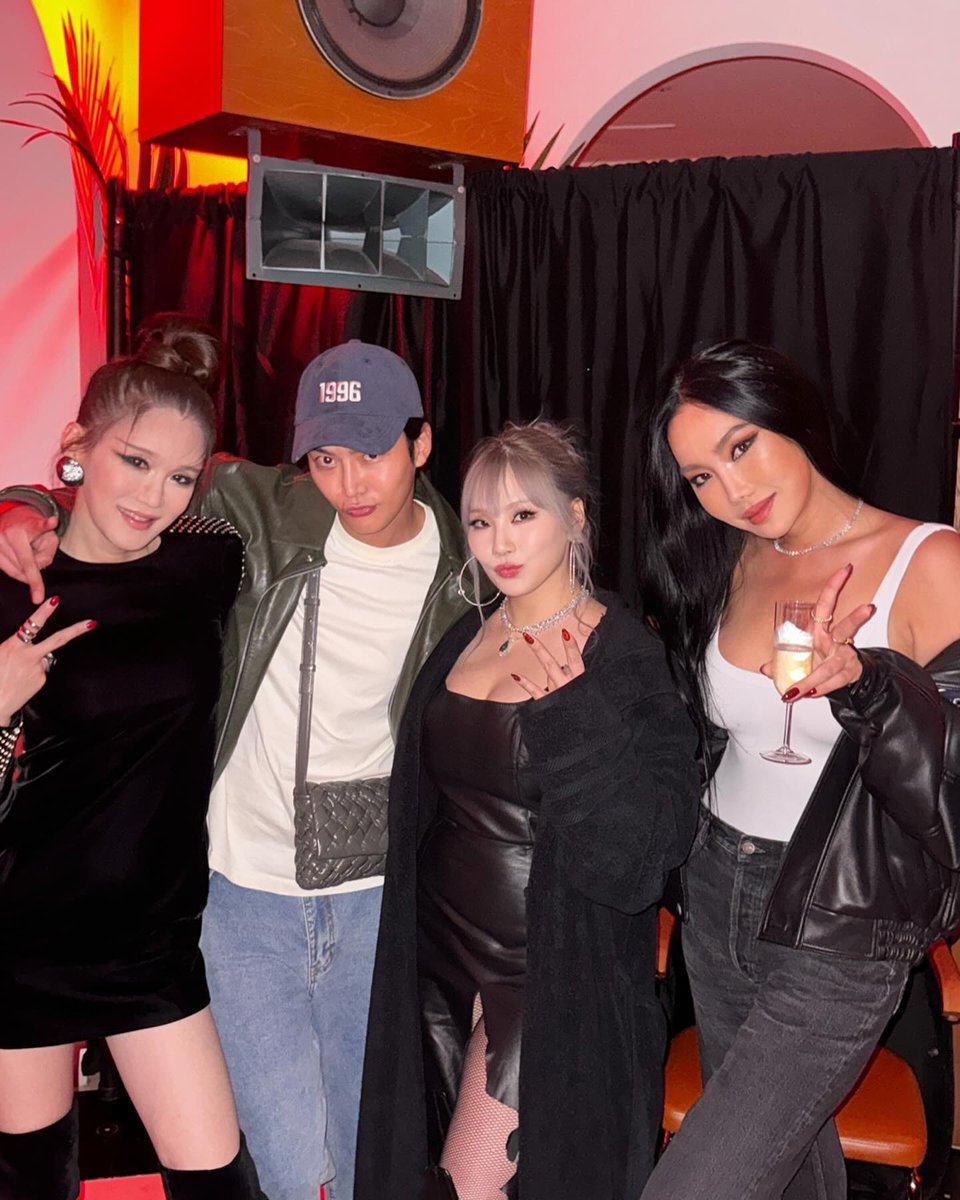 raelle0807's tweet photo. 241006 2NE1 private party 참석자 Instagram
로운 cut 💛
❤️❤️ #langleee @chaelincl @daraxxi @_minzy_mz
https://t.co/UcAC4YRaUM
#로운 #ROWOON #김석우 #kimseokwoo #ロウン #金路云 https://t.co/bA8uImKEOR