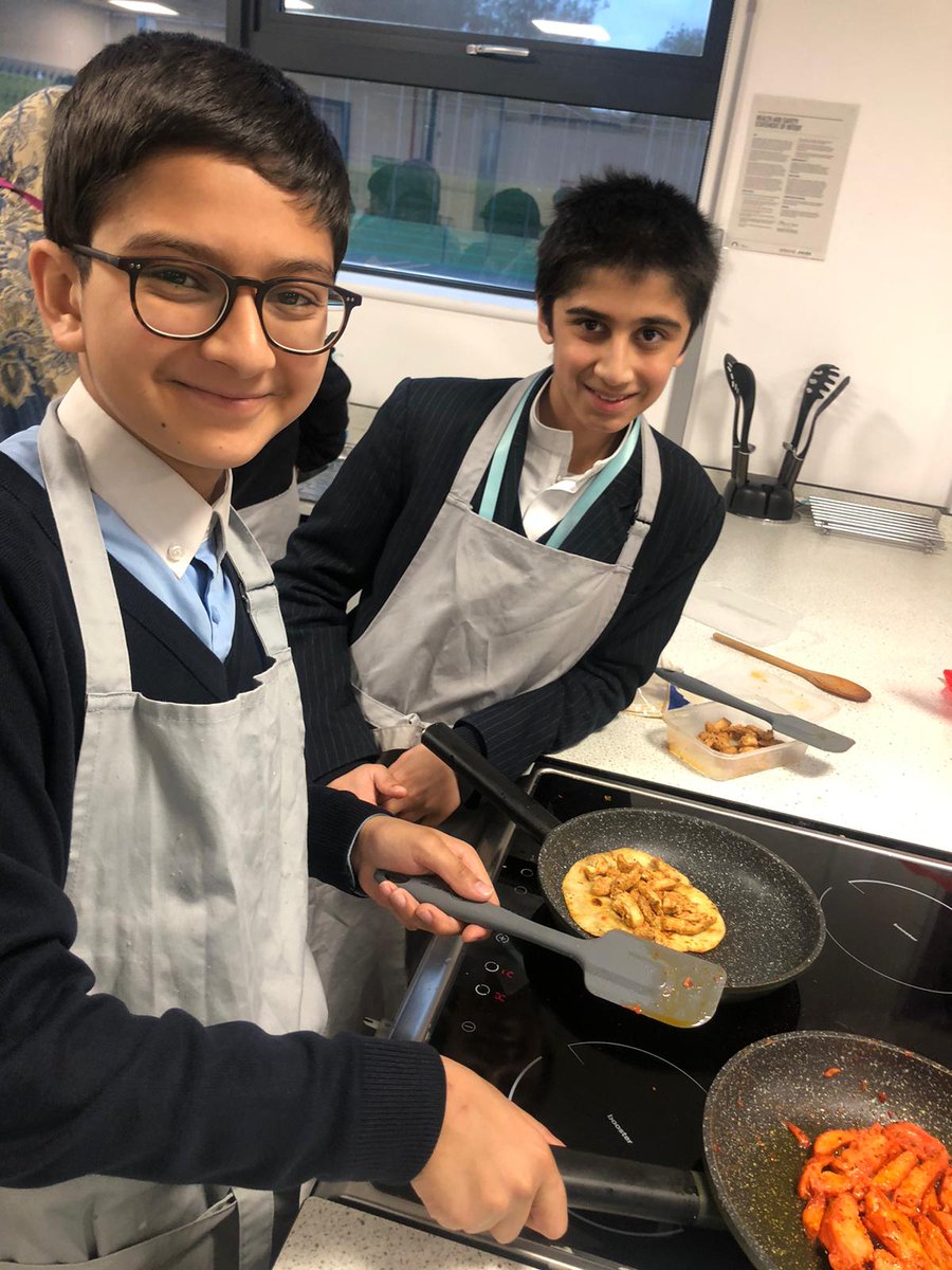 tauheedulboys's tweet photo. Year 9s learning about world foods this week: Chicken shawarma with hummus and salad. #worldfoods #chickenshawarma #pittapockets #chickendelights #homechef #mediterraneancook https://t.co/31VGp16PYx