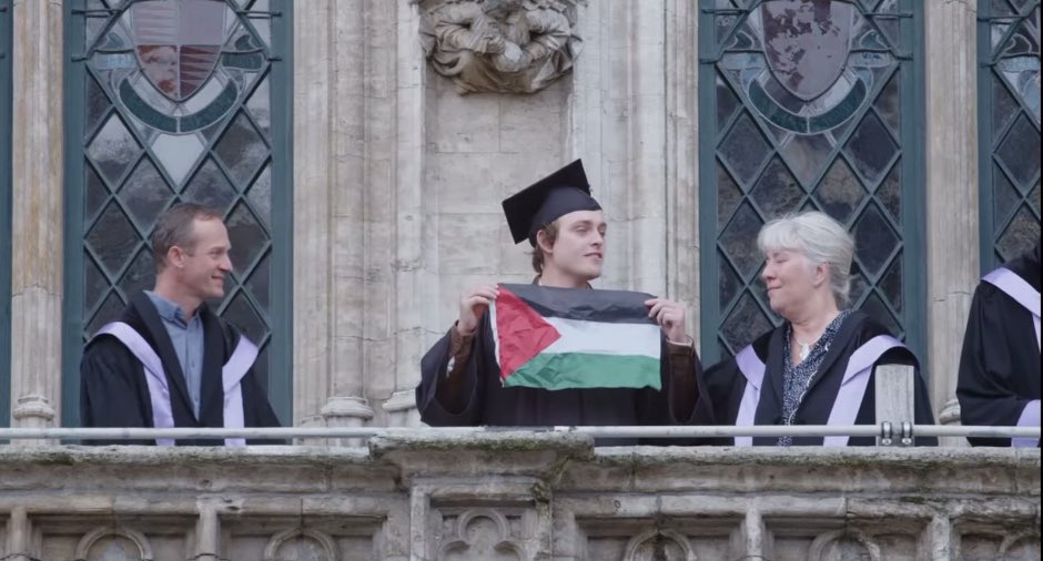 felix_boudru's tweet photo. Autant que ces proclamations servent un peu à quelque chose. 

Free Palestine tous les jours, mais aujourd’hui depuis le balcon de la Grand-Place de Bruxelles ! 🇵🇸 https://t.co/xqdfcNaVSq