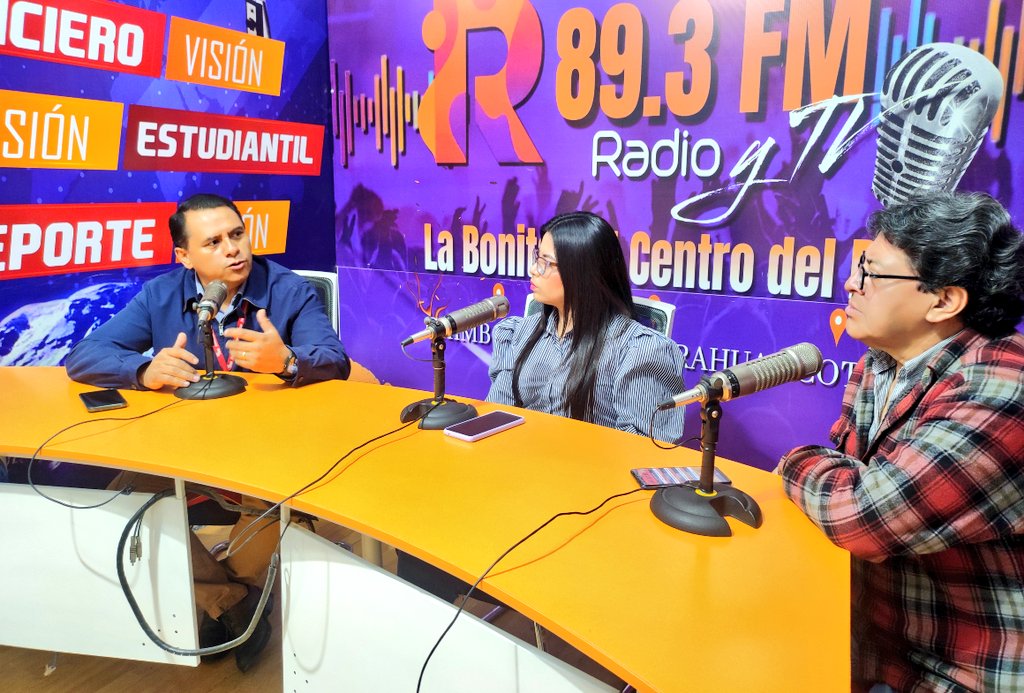 ECU911Ambato's tweet photo. AHORA | Siga la entrevista de @MarcoMinaca, Jefe del #ECU911 a través de @RADIOBONITA893.

✔️Informa su gestión al frente del #ECU911.
✔️Integración de cámaras de Videovigilancia
✔️Campaña llamadas sin interlocutor al 9-1-1. 

Enlace: https://t.co/fB8DaZyaX5 https://t.co/JUTXv95CTK