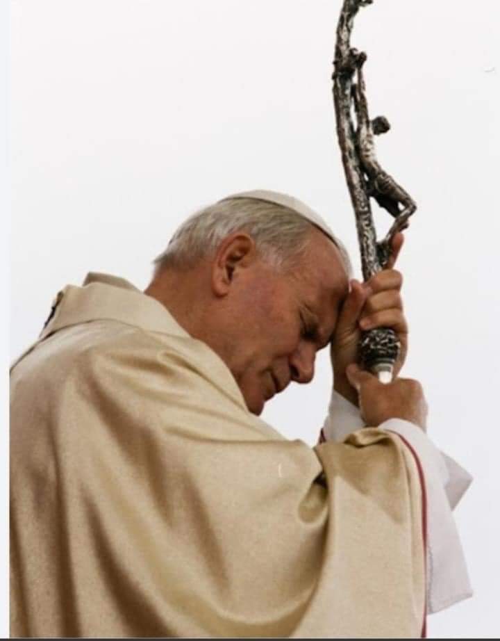 "Incluso en la noche más oscura , terminará y saldrá el sol"

~ San Juan Pablo II
