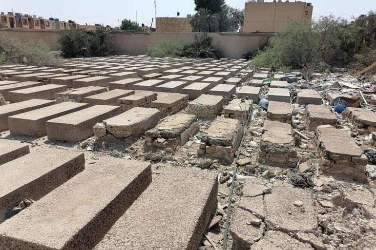 مقتدى الصدر يتلقى مليون دولار شهريا من اليهود و الصهاينة .

مقتدى الصدر أمام الشعب العراقي يهاجم الصهيونية و إسرائيل و يظهر نفسه عدو لهم و يدعو لقطع العلاقات معهم،و اليوم سأكشف لكم سر يبين إنه منافق و كذاب.

توجد مقبرة لليهود في منطقة الحبيبية في مدينة الصدر /بغداد، فيها رفات 4