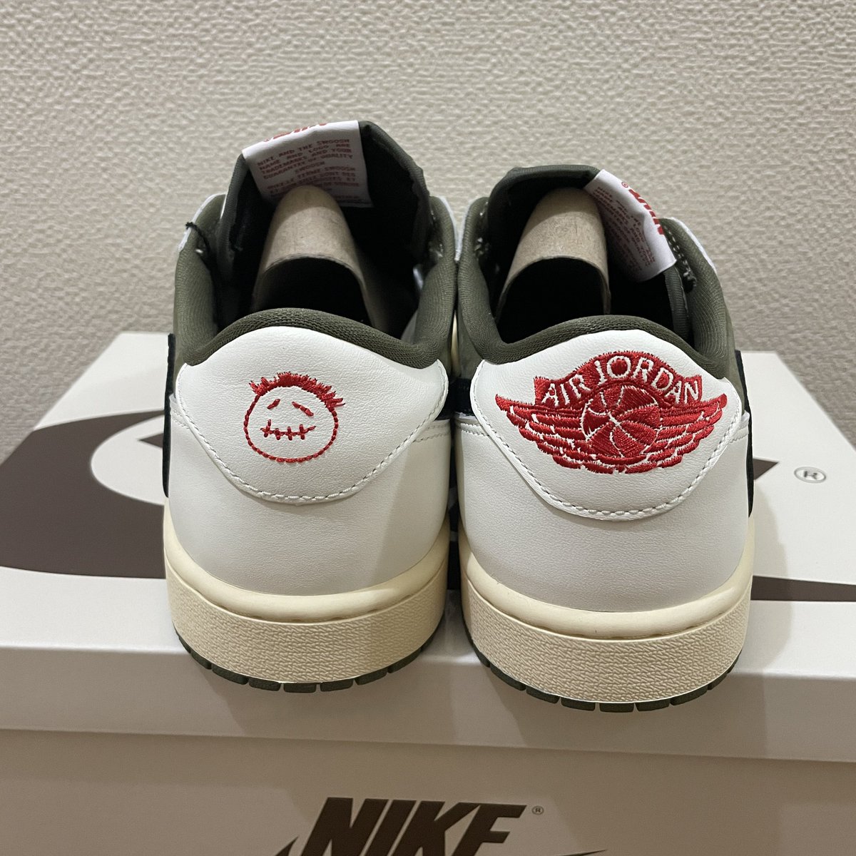 もうお腹いっぱいかと思いますが2年ぶりにスニダンを利用してこいつを購入。初AJ1トラヴィスとなりました。ほぼ最安値で購入したのですが無事に到着しました。SNKRSの少し後にオファー通ったのですが届いたのは中華流通のものでした。きれいな個体でしたし今回は履くつもりなので気にしないのですが