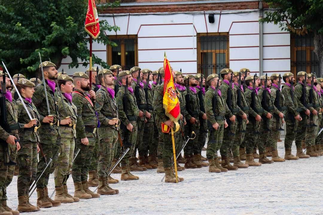 FUTER_ET's tweet image. El #REW31 del #MATRANS ha celebrado un Acto a los Caídos junto a la  #UTMAAA del #MAAAA. La fecha coincide con los 25 años de la entrega de la Enseña Nacional al Regimiento. Honor, historia y compromiso nos unen en este día tan especial.
¡Como nosotros ninguno!
#SomosTuEjército