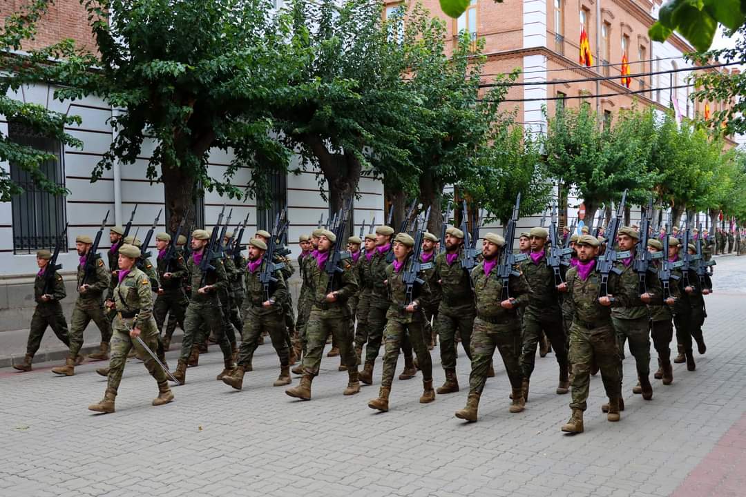 FUTER_ET's tweet image. El #REW31 del #MATRANS ha celebrado un Acto a los Caídos junto a la  #UTMAAA del #MAAAA. La fecha coincide con los 25 años de la entrega de la Enseña Nacional al Regimiento. Honor, historia y compromiso nos unen en este día tan especial.
¡Como nosotros ninguno!
#SomosTuEjército