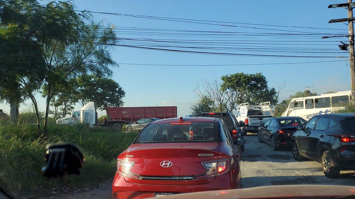 dbarragan07's tweet photo. @telediariomty numca cubren esta zona es un desorden y nunca hay autoridades Ruiz cortinez antes de la autopista al aeropuerto pasando valle soleado https://t.co/t3Pz4RQzv9