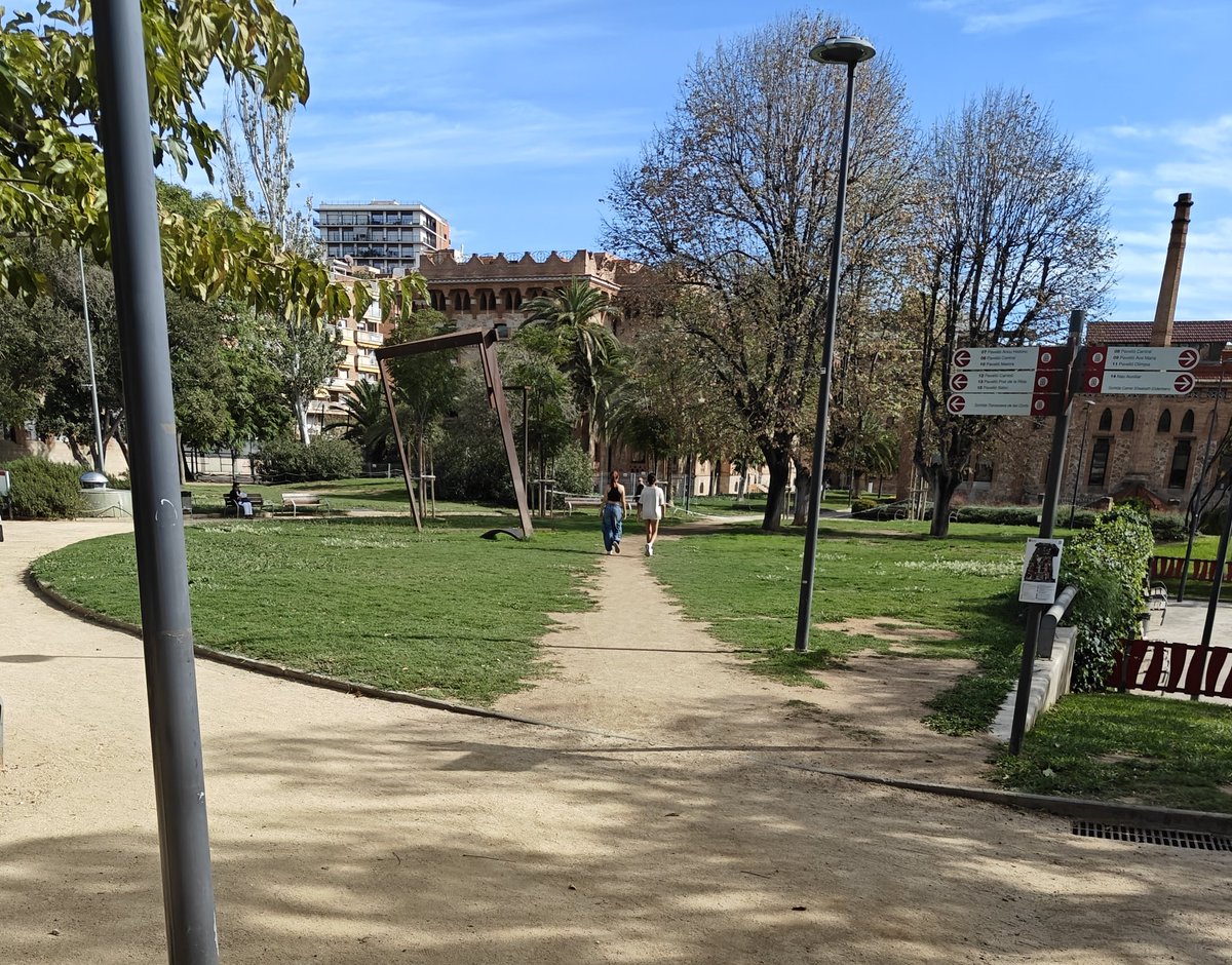 Un desire path al parc de la maternitat.